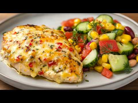 Видео: Невероятно вкусно! Куриное филе в духовке с сыром и овощами - просто и потрясающе!