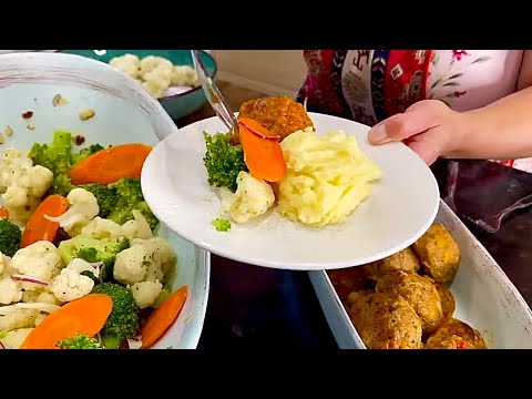 Видео: Фрикадельки с пюре и Oвощной салат I Полноценный Полезный Обед за 10 минут❤️ЭЛИНA