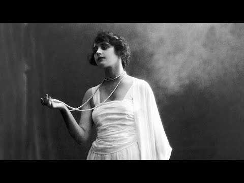 Видео: Ваши пальцы пахнут ладаном. Автор и исполнитель: А. Н. Вертинский. Видео: О.Касьян