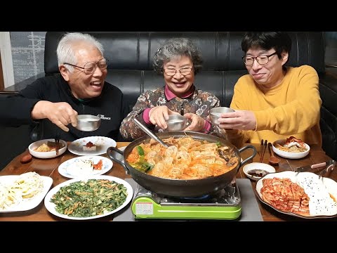 Видео: Сельские семейные пельмени, тушеное мясо с лапшой, мукбанг (тофу кимчи, блины с чесноком, рецепт)