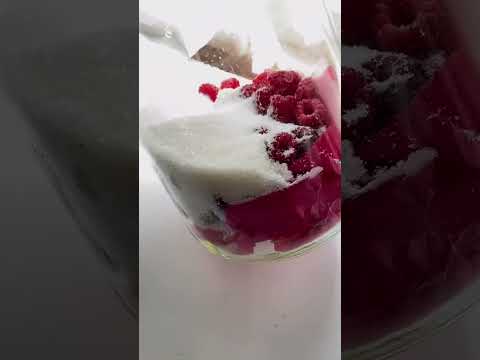 Видео: Компот з ягодою та пелюстками  розы. #компот