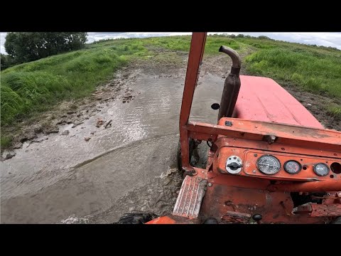 Видео: Опасная эвакуация! Трактор Т-25 чуть не перевернулся в грязи!