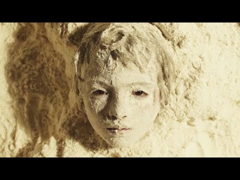 Видео: Мать похоронила нелюбимую дочь в муке, не зная, что та ещё жива