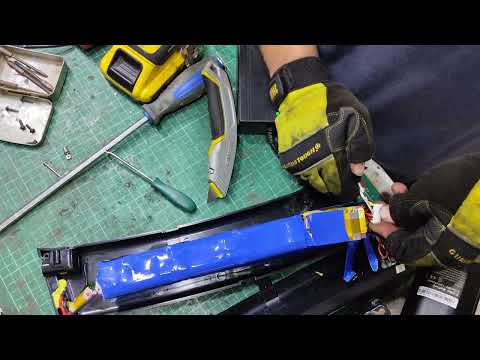 Видео: Аккумулятор электровелосипеда не заряжается? Вот чего делать не стоит! Не пытайтесь повторить это...