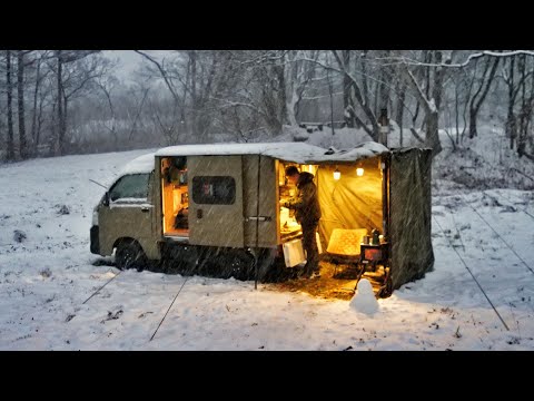 Видео: [Снежный кемпинг] Секретная база погребена под сильным снегопадом! Расслабляющие звуки природы ASMR