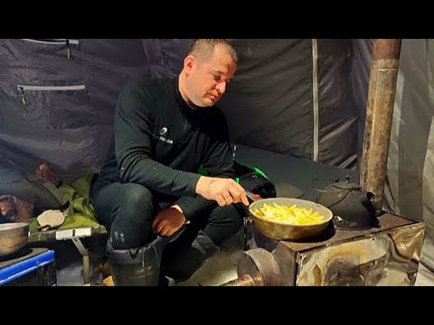 Видео: Ночь в палатке на таёжном озере! Зимняя рыбалка на окуня на мормышку.