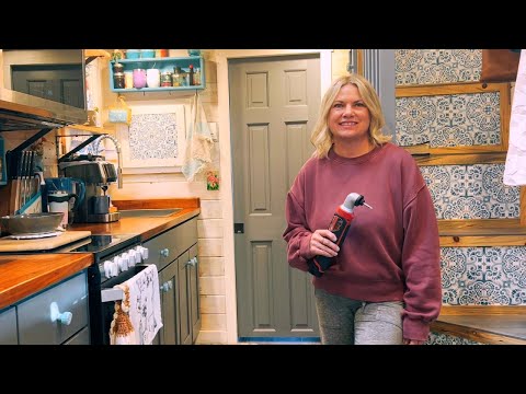 Видео: Завершены работы по обновлению кухни в крошечном доме