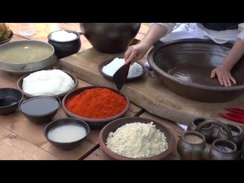 Видео: Как приготовить Кочучжан: корейский красный соус чили