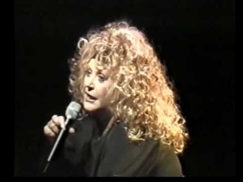 Видео: Алла Пугачева - Она цеплялась за любовь (2002, СПБ, Live)