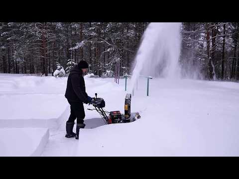 Видео: Обзор и тест гусеничного снегоуборщика Champion STT761E
