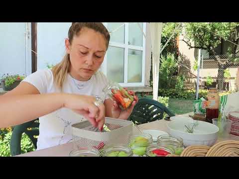Видео: Живот на село||Люти чушки в буркани||Кисели краставички 😊