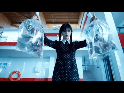 Видео: 13 жасар қыз Сыныптастарының бассейніне пиранья тастап жіберді