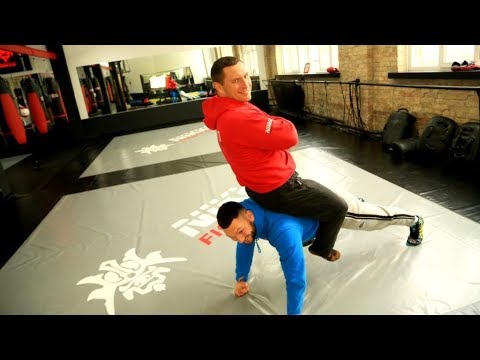 Видео: Как укреплять кисти рук и сделать стальные кулаки для жесткого удара