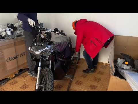 Видео: Leopard OSAKA EFI обзор + сборка скутера. первый раз снимал. Прошу камнями не бросайтесь