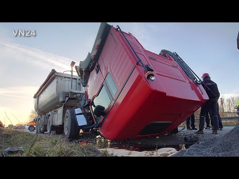 Видео: 23.02.2022 - VN24 - У водителя грузовика оторвало кабину в результате столкновения с задним ходом