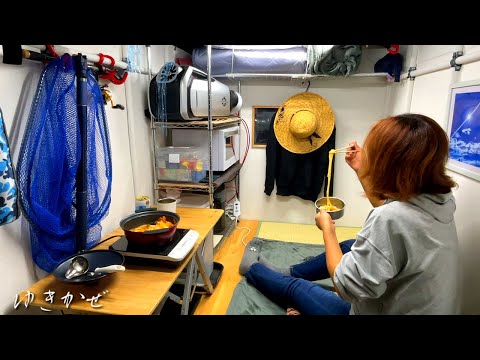 Видео: Мне хотелось порыбачить, поэтому я остался один на погрузочной платформе в пустом рыбацком порту.