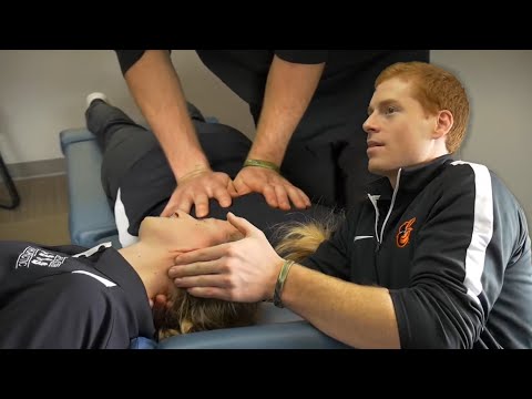 Видео: Работа с мягкими тканями и мануальная терапия при кластерных головных болях │ Объясняет доктор Уо...