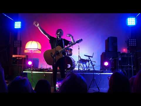 Видео: Женя Мильковский - Слишком влюблен (acoustic)