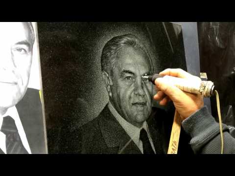 Видео: Engraving  on the granite (Гравировка портрета на граните)