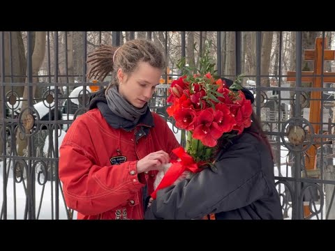 Видео: Сын и родители Кирилла Толмацкого на могиле Децла / Пятницкое кладбище 3.02.2024 ПЕРЕЗАЛИВ