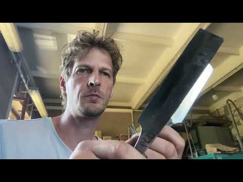 Видео: Сравнение стали 10ХНФ и 65Г для топоров