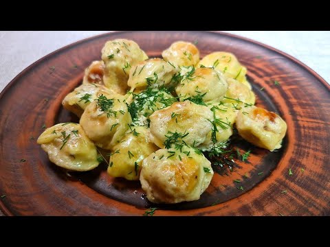 Видео: Жареные пельмени со сметаной и сыром в сковороде 🍳