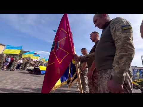 Видео: У Сарнах попрощалися з загиблим воїном, що підірвався на міні