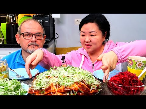 Видео: МУКБАНГ УЗБЕКСКИЙ ХАНУМ с ЛУКОМ и САЛАТОМ из КАПУСТЫ