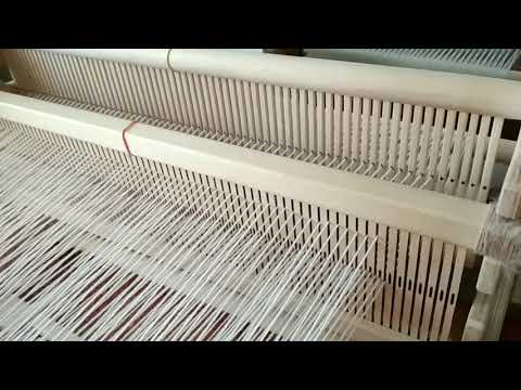 Видео: Заправка саржи 1:2 на станке с двумя бердами