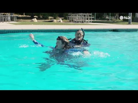 Видео: Спасательное упражнение №2 — паникующий дайвер на поверхности