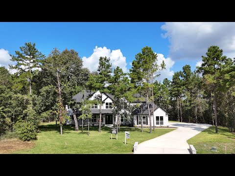 Видео: Индивидуальный дом стоимостью 1,5 млн долларов, окруженный деревьями в Хай-Медоу-Эстейтс