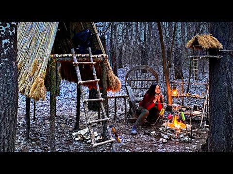 Видео: Одиночный бушкрафт: обустраиваю лагерь, готовлю на костре | Весенний женский кемпинг в лесу
