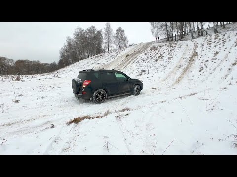 Видео: TOYOTA RAV 4 против ВНЕДОРОЖНИКОВ на ледяной горке! Jeep Rubicon, Suzuki Jimny, SsangYong Kyron и др
