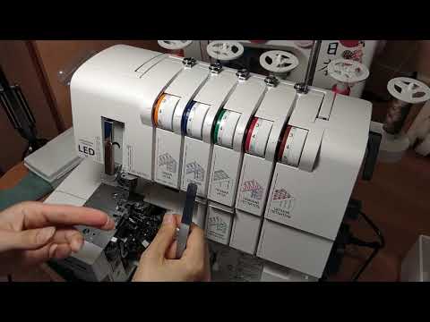 Видео: Заправка плоскошовки Merrylock 075 (коверлок)