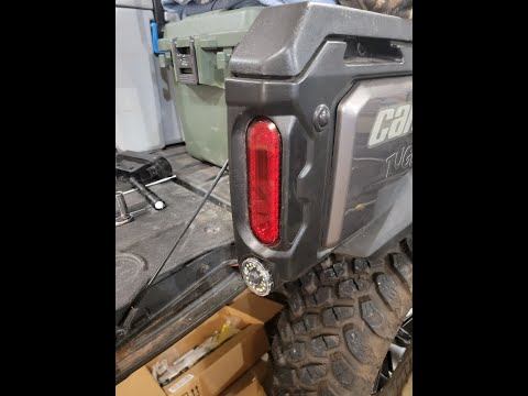 Видео: Установка комплекта фонарей заднего хода/задних фонарей Can-Am Defender