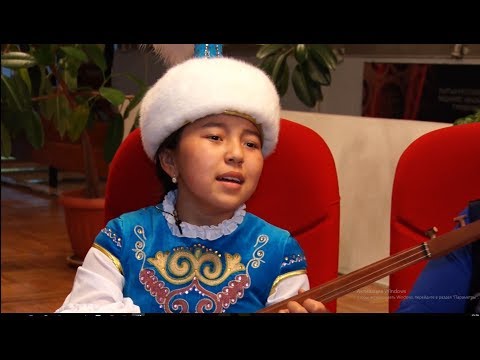 Видео: Керемет үндүн ээси кичинекей Акмарал. Таң маанай