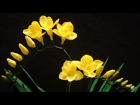 Видео: ABC TV | Как сделать бумажный цветок Фрезии из крепированной бумаги - учебник по ремеслу