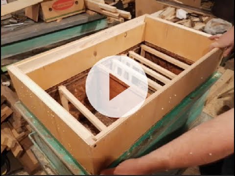 Видео: Магазин на улей лежак из фанеры и пенопласта