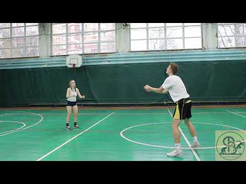 Видео: Приём и передача мяча  двумя руками снизу 5-7 класс