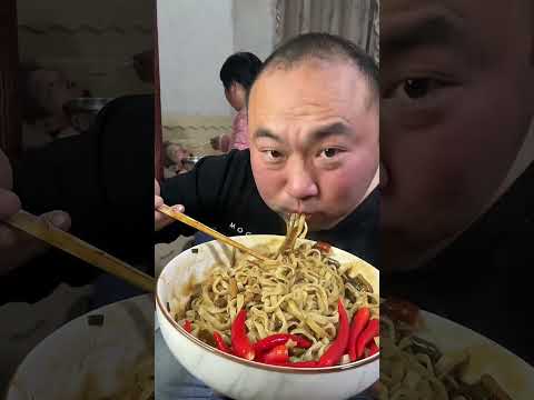 Видео: На самом деле, еда этого парня показалась мне слишком ужасным испытанием.  17