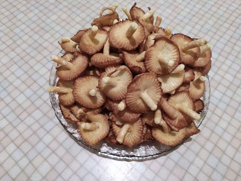 Видео: Я готовлю.../I`m cookihg.../печенье "Грибочки" во фритюре/deep-fried cookies "Mushrooms"