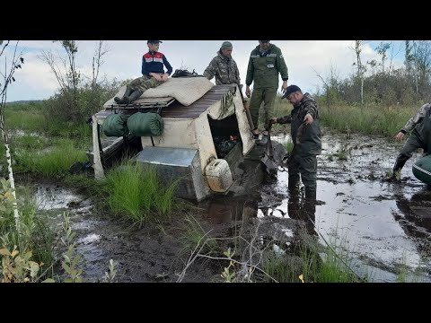 Видео: ￼ Тянем гусеничный вездеход уазиком на болото ￼