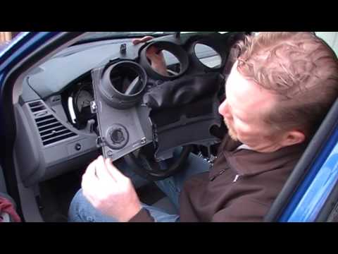 Видео: Процедура снятия приборной панели Chrysler Sebring 2007 года и более поздних моделей
