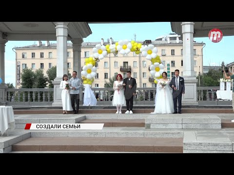 Видео: В Улан-Удэ трем парам дали возможность стать мужем и женой прямо у фонтана на театральной площади