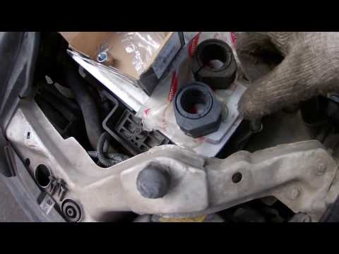 Видео: Замена втулок  и стоек стабилизатора Ford Transit Connect / sway bar bushings and  links replacement