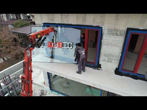 Видео: Монтаж на 322 кг троен стъклопакет 8+6+8-58 мм с помощта на миникран JEKKO SPX 532, от Катина 2000
