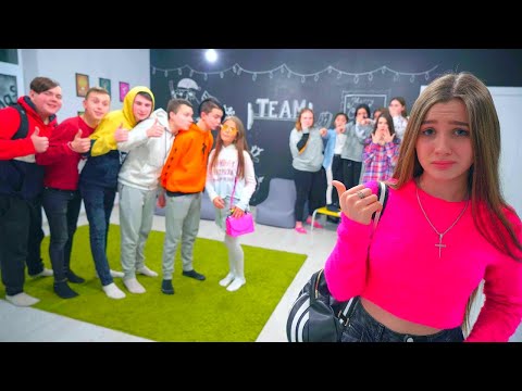 Видео: НОВО МОМИЧЕ В УЧИЛИЩЕ VS ЗЛИТЕ СЪУЧЕНИЦИ! Даяна ще й помогне ли?