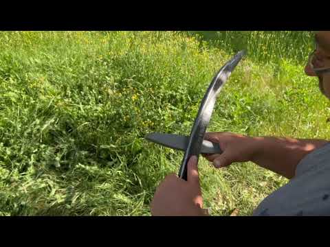 Видео: Косене на трева с ръчна коса  - австрийска змиорка