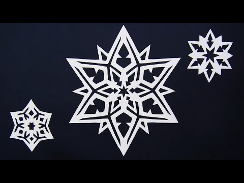 Видео: Как вырезать три снежинки из бумаги А4 DIY - Простые красивые снежинки DIY - Простые поделки.