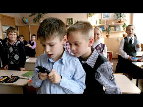 Видео: Запрет мобильных телефонов в школе: мнение мытищинцев